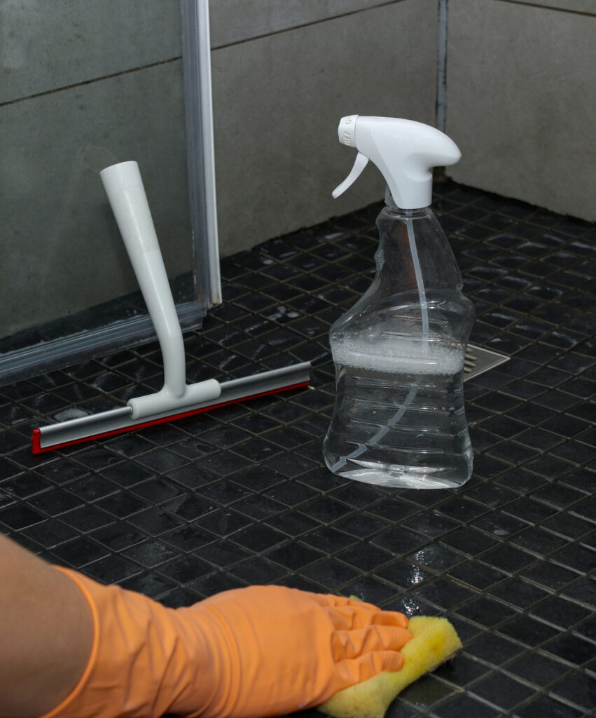 pulire il piatto doccia