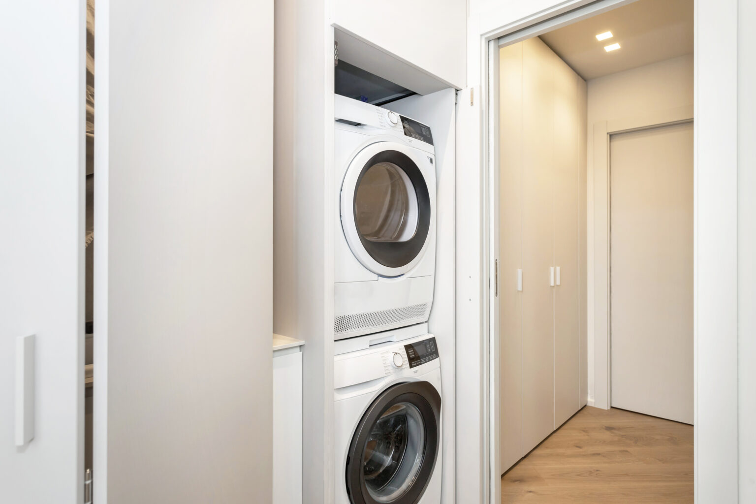 foto di mobile lavatrice in corridoio